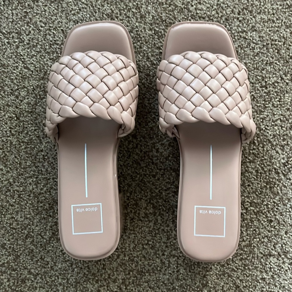 NWOT Dolce Vita Goldy Size 9